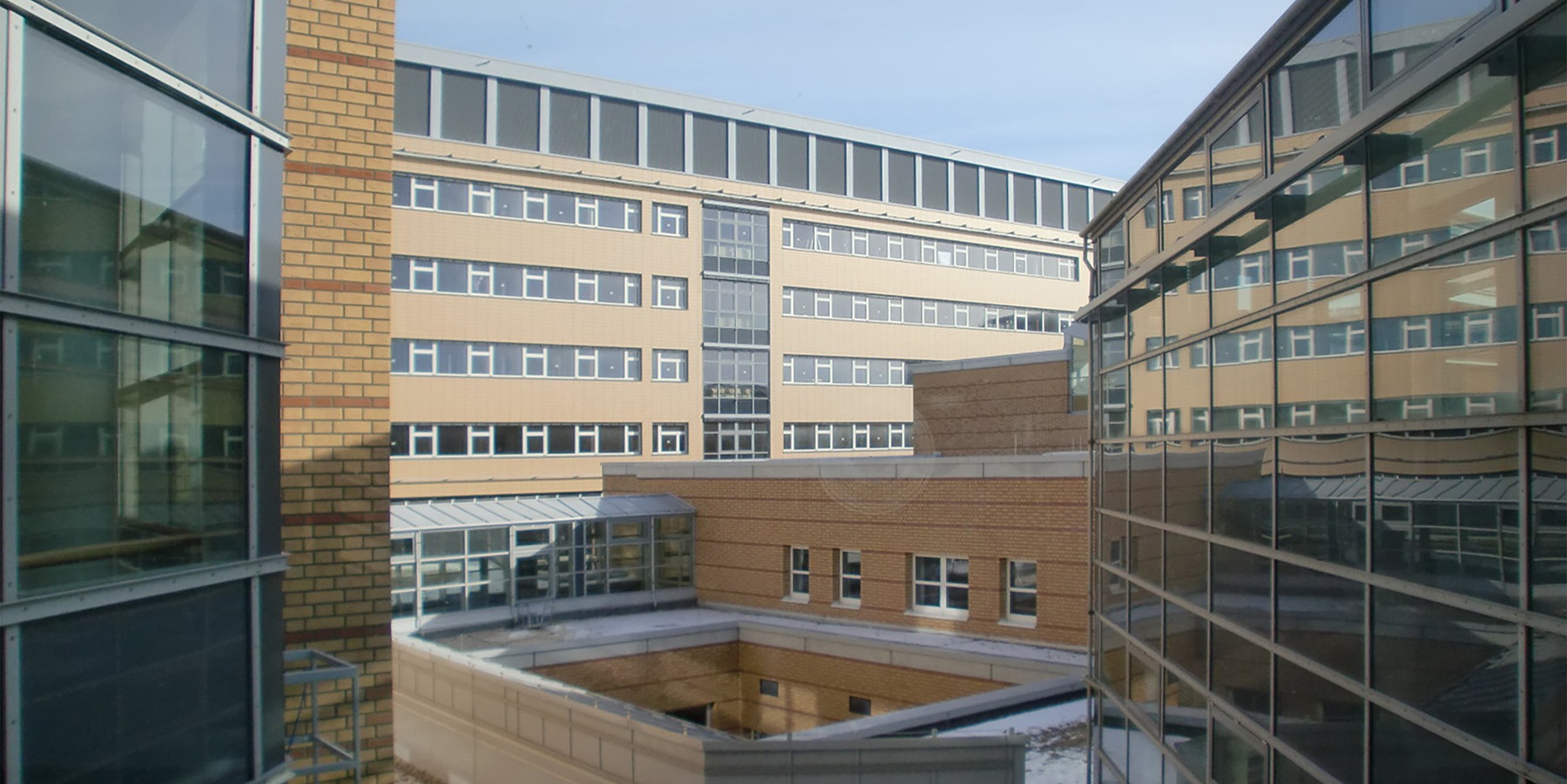 Blick vom 2. BA des Klinikums auf den Neubau DZ 7 © 2012 Betrieb für Bau und Liegenschaften Mecklenburg-Vorpommern