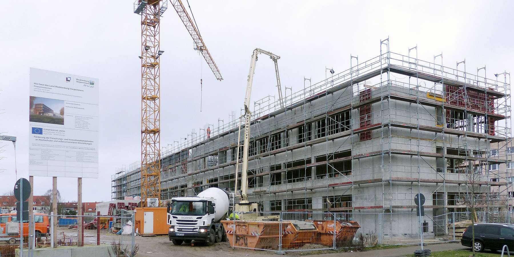 uni rostock etechnikum baustelle - Rohbau mit einem Kran, Betonmischer und Betonpumpe © 2020 Staatliches Bau- und Liegenschaftsamt Rostock