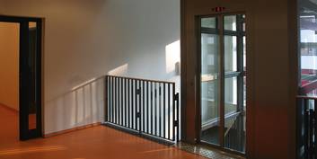 Flur mit Aufzug © 2014 Betrieb für Bau und Liegenschaften Mecklenburg-Vorpommern