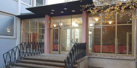 Treppenstufen , Geländer und Glasfassade eines Verbinders © 2022 Christian Hoffmann (Finanzministerium M-V / sbl-mv)