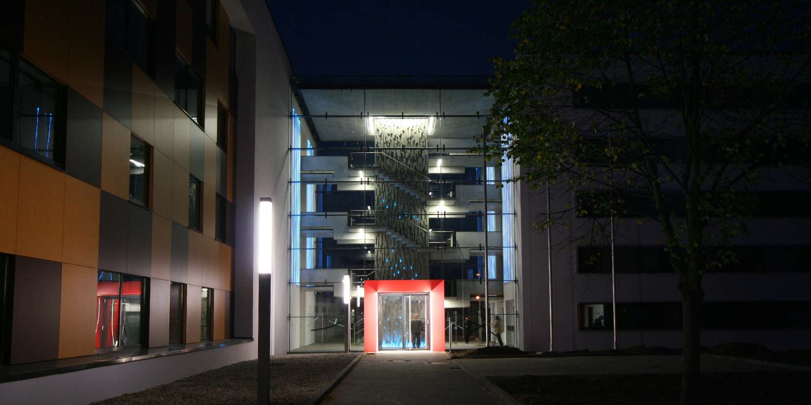 Beleuchteter Eingangsbereich © 2008 Bastmann und Zavracky