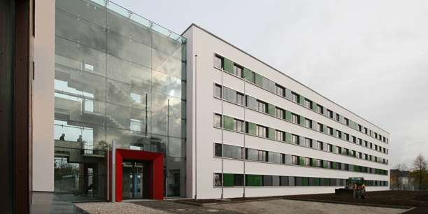 Außenansicht Eingangsbereich und saniertes Bürogebäude © 2008 Bastmann und Zavracky
