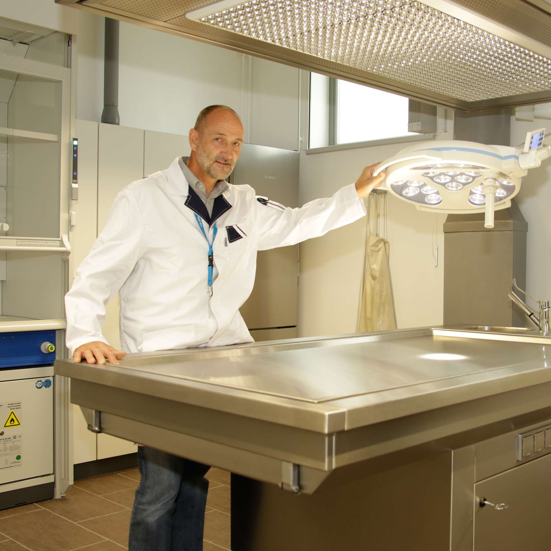 Beste Arbeitsbedingungen für die kriminaltechnischen Untersuchungen: abwaschbare Untersuchungstische aus rostfreiem Stahl unter sehr hellem Licht, um keine noch so kleine Spur übersehen zu können. © 2015 Christian Hoffmann (BBL MV)