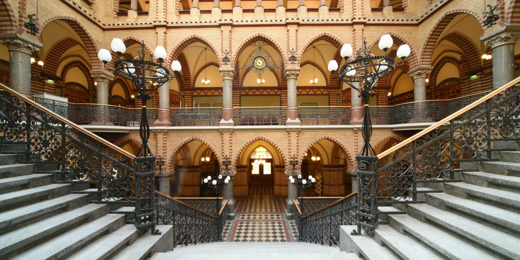 Saniertes Ständehaus mit Sitz des Oberlandesgerichtes.jpg © 2007 BBL Rostock