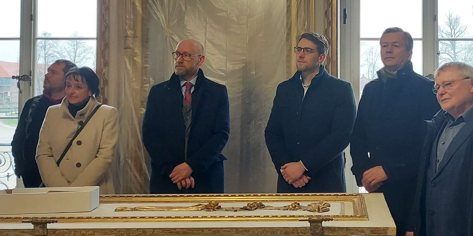 Erläuterung zu Goldweiß-Fassung u. a. mit Finanzminister Geue und Bürgermeister Mach © 2023 SBL Schwerin