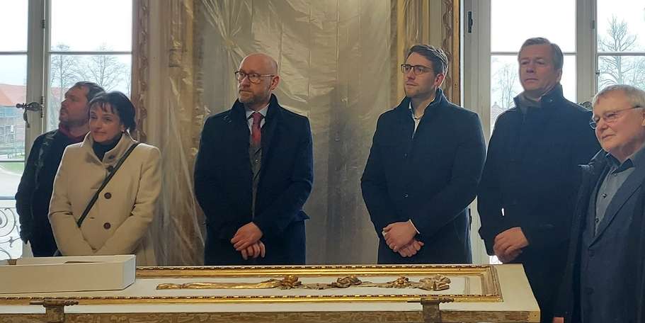 Erläuterung zu Goldweiß-Fassung u. a. mit Finanzminister Geue und Bürgermeister Mach © 2023 SBL Schwerin