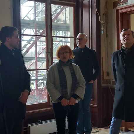 Projektleiterin Frau Dahl und Herr Dr. Geue im 2.OG Westflügel © 2023 SBL Schwerin