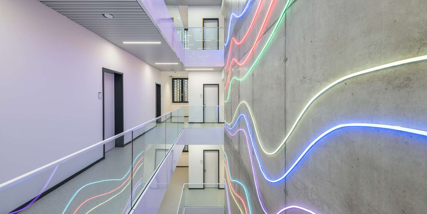 Kunst am Bau, Lichtschläuche an einer Betowand © 2021 Steffen Spitzner Fotograf
