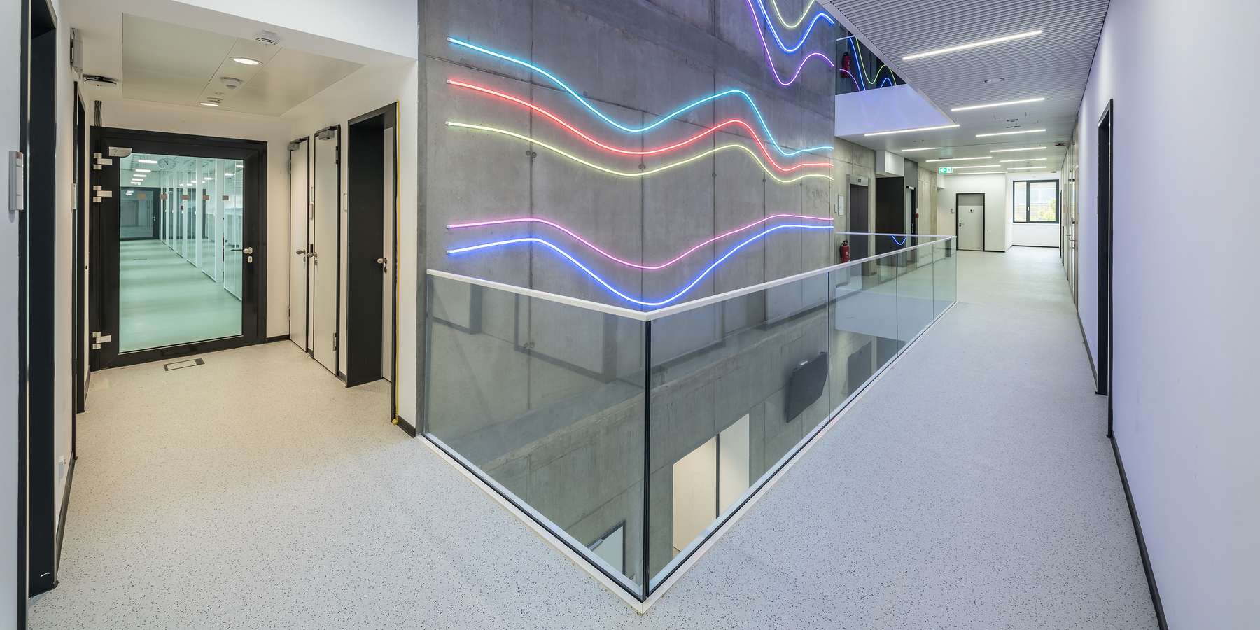 Blick in Innere Bunte Lichtschläuche an Sichtbetonwand © 2021 Steffen Spitzner Fotograf