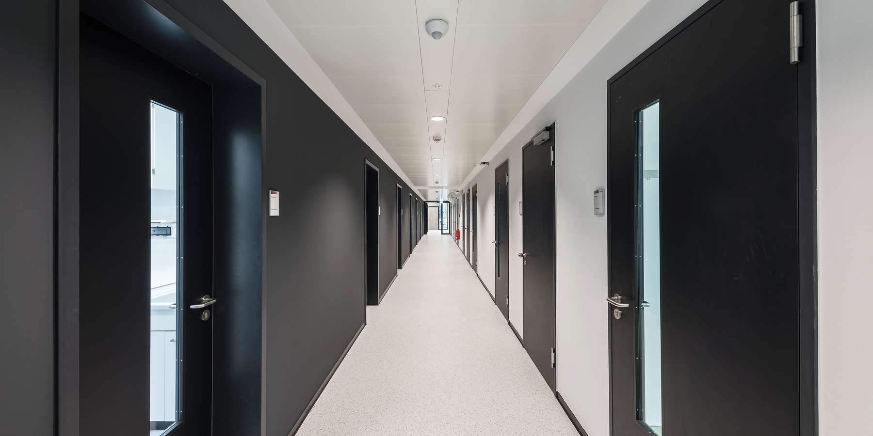 Ein langer Flur im Inneren des Gebäudes © 2021 Steffen Spitzner Fotograf