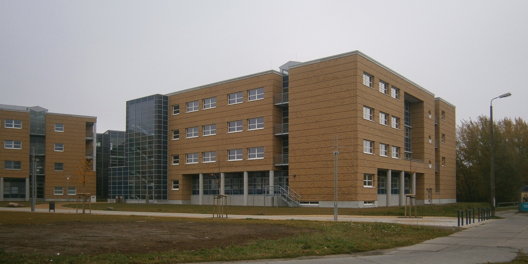 Blick von Nordwesten auf den 6. Bettenturm © 2011 Betrieb für Bau und Liegenschaften Mecklenburg-Vorpommern