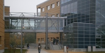 Über einen als Brücke ausgebildeten verglasten Verbindungssteg im 1. Obergeschoss wird der Neubau des 6. Bettenturmes mit dem 2. Bauabschnitt verbunden. © 2011 Betrieb für Bau und Liegenschaften Mecklenburg-Vorpommern