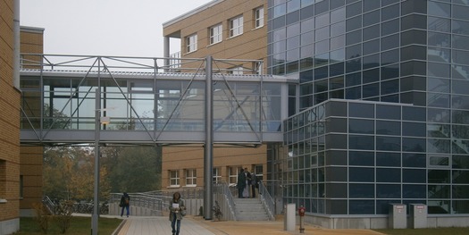 Über einen als Brücke ausgebildeten verglasten Verbindungssteg im 1. Obergeschoss wird der Neubau des 6. Bettenturmes mit dem 2. Bauabschnitt verbunden. © 2011 Betrieb für Bau und Liegenschaften Mecklenburg-Vorpommern