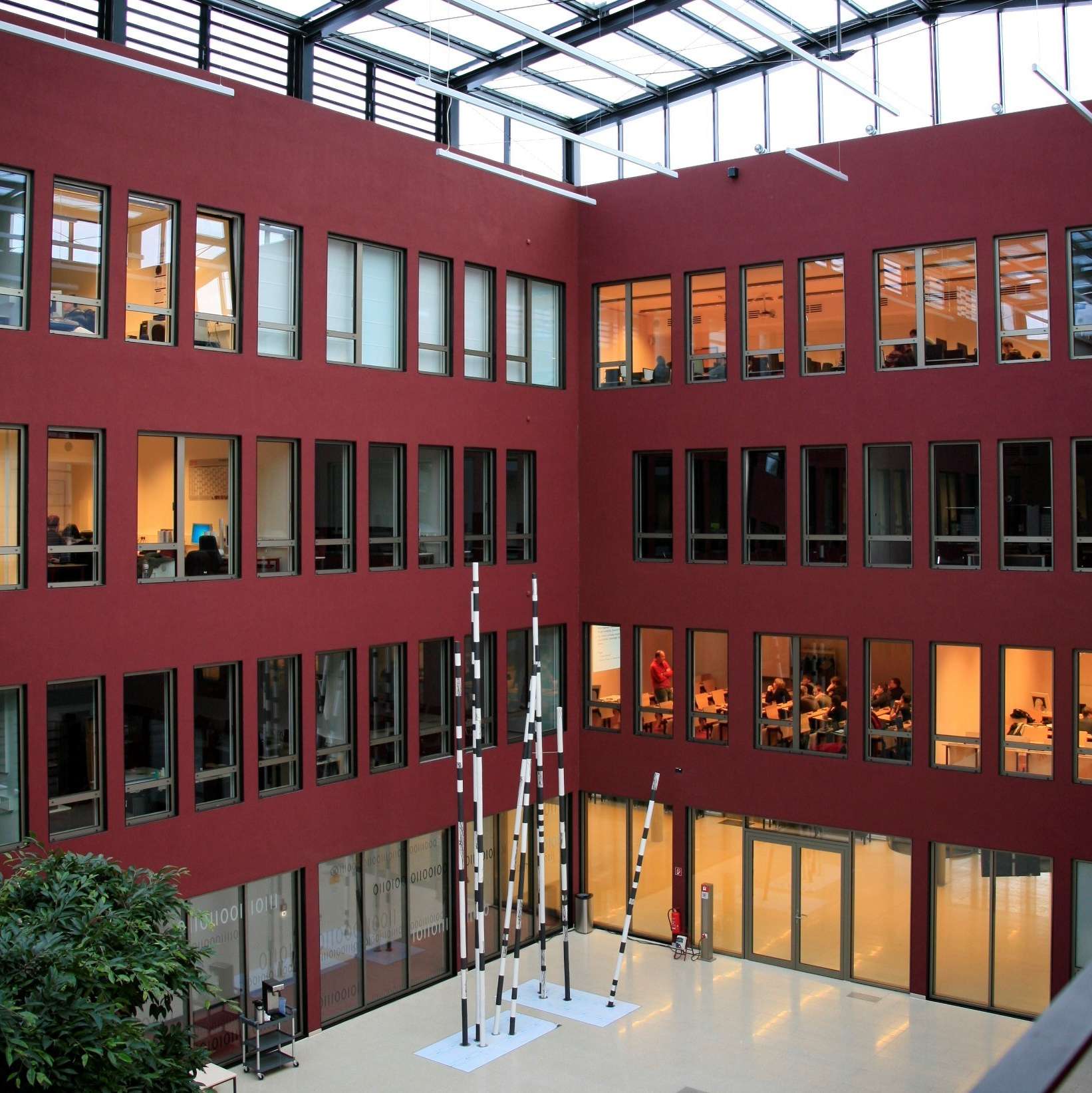 Zweiteilige Porzellan-Stabskulptur von Künstlerin Jutta Albert im Atrium des Gebäudes © 2013 BBL Rostock