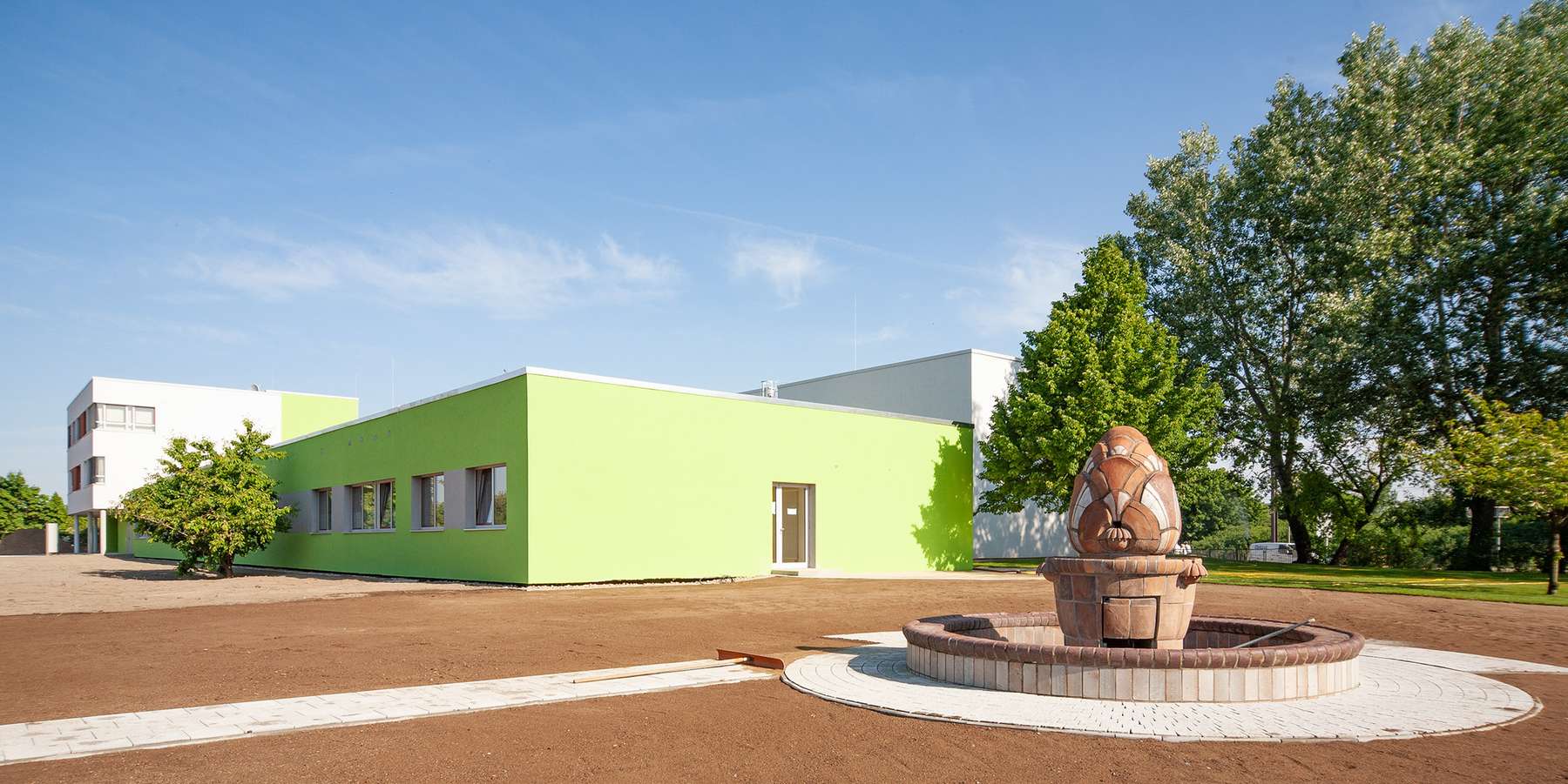 Gebäude und Außenanlagen inkl. Brunnen © 2008 Betrieb für Bau und Liegenschaften Mecklenburg-Vorpommern