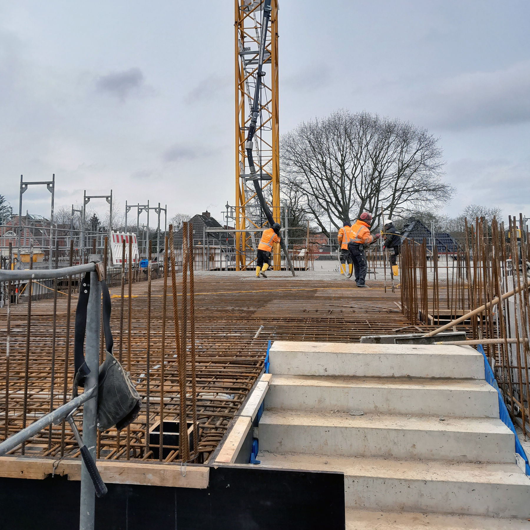 Der Beton für die Decke über dem 1. Obergeschoss wird gegossen. © 2023 SBL Schwerin