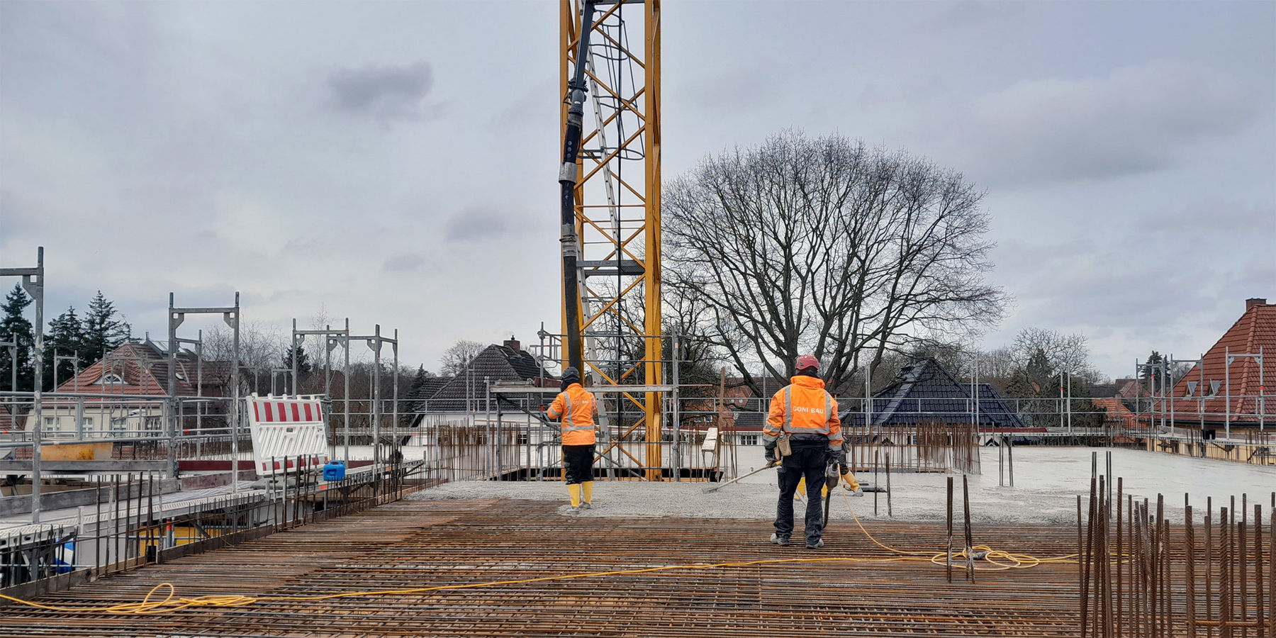 Der Beton wird auf die Bewehrung gebracht. © 2023 SBL Schwerin