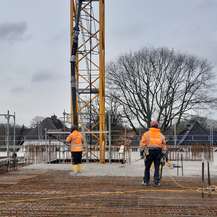 Der Beton wird auf die Bewehrung gebracht. © 2023 SBL Schwerin