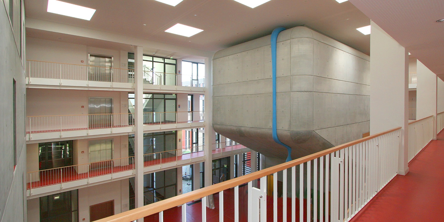 Ein Hörsaal für 100 Studenten im 1. Obergeschoss ragt in die mächtige Eingangshalle © 2007 Betrieb für Bau und Liegenschaften MV