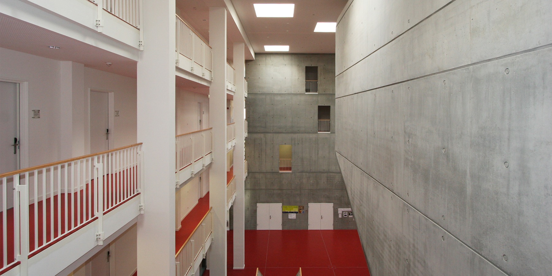 Blick in die Eingangshalle mit eingestelltem Hörsaal (rechts im Bild) © 2007 Betrieb für Bau und Liegenschaften MV