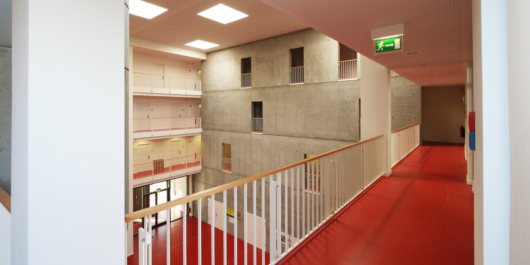 Wenige Materialien und Farben - Holz, Stahl, Sichtbeton, roter Fußboden, weiße Wände - bestimmen den Raumeindruck © 2007 Betrieb für Bau und Liegenschaften MV