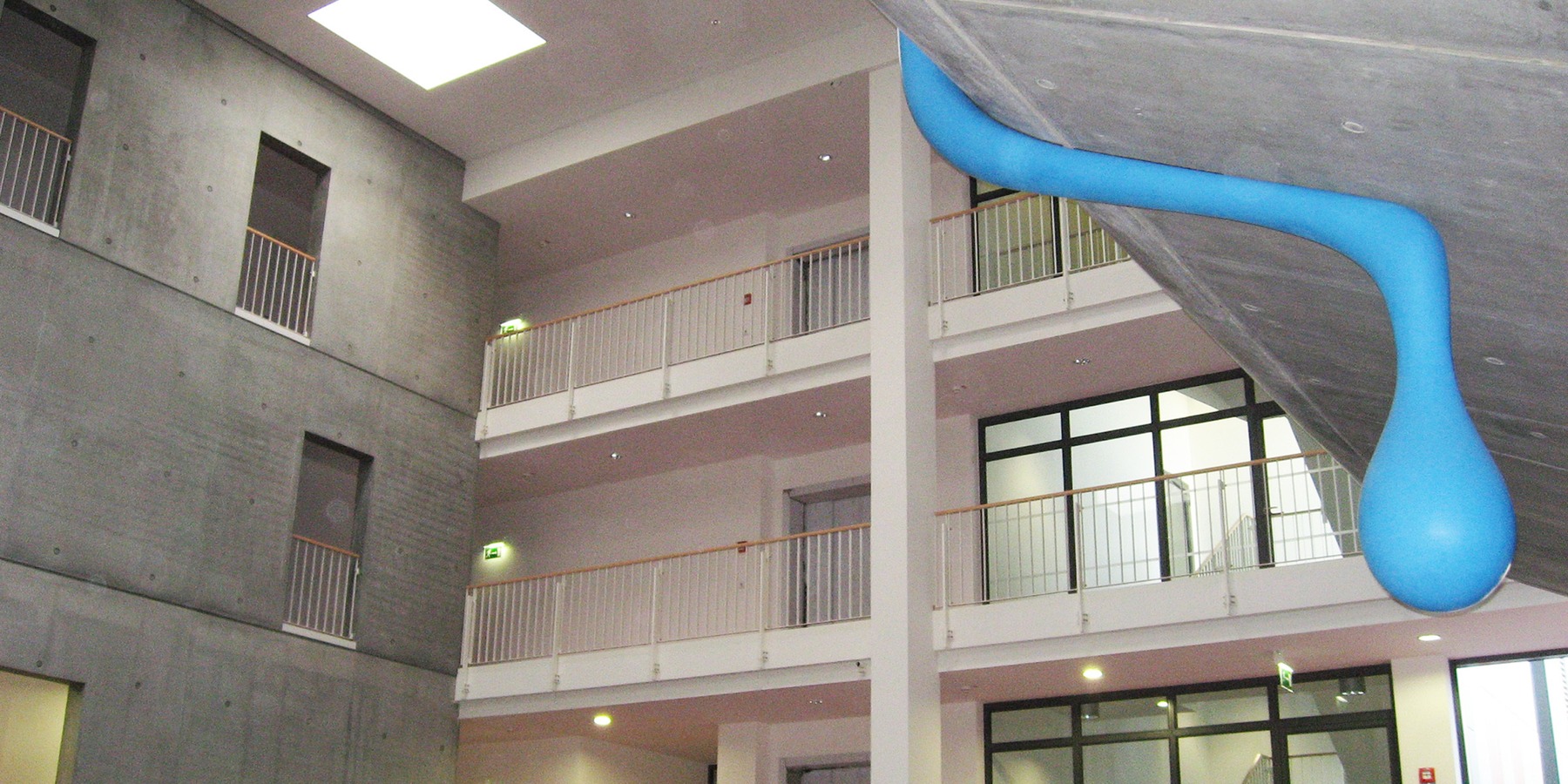 Skulptur  Beschränkte Haftung  der Künstlergruppe inges idee aus Berlin - ein überdimensionaler Wassertropfen aus hochglänzendem Kunstsoff © 2006 Betrieb für Bau und Liegenschaften MV