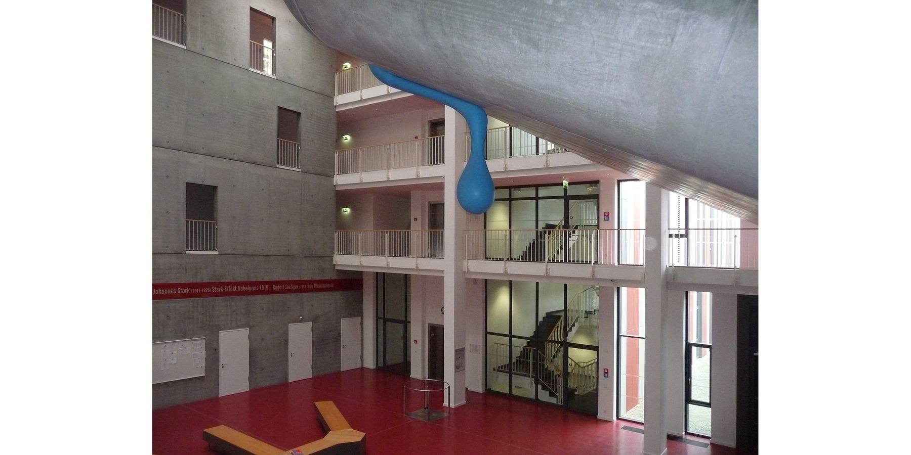 Blick in die Eingangshalle mit reduziertem Farb- und Materialkonzept © 2009 Betrieb für Bau und Liegenschaften MV