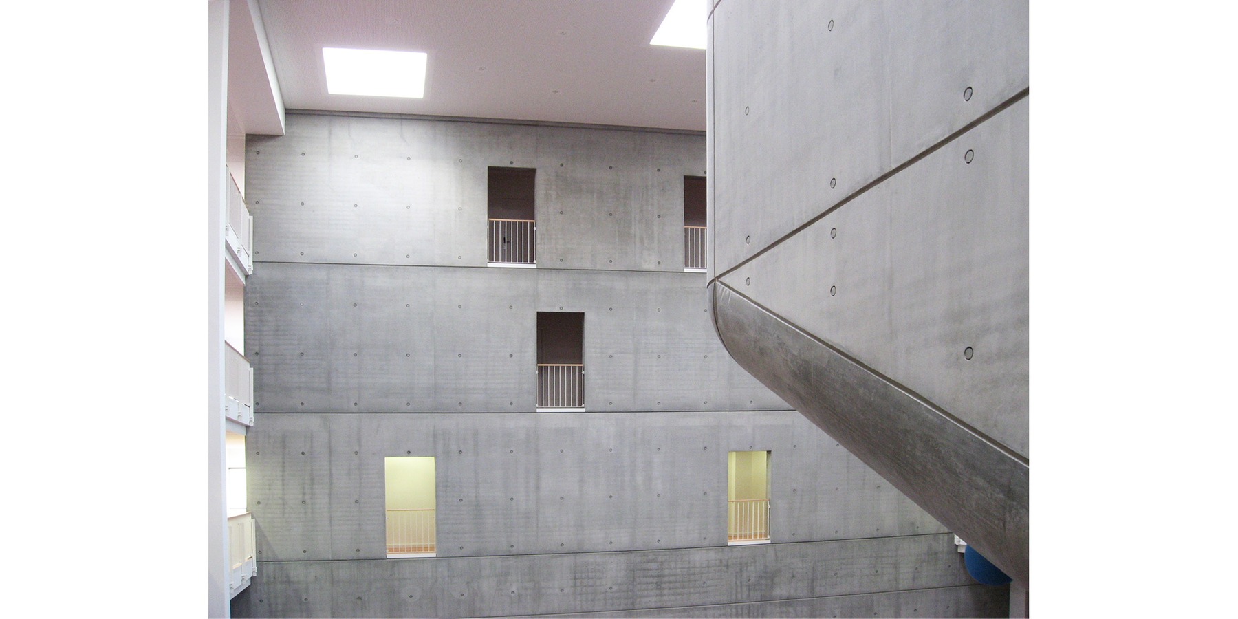 Blick in die Eingangshalle mit reduziertem Farb- und Materialkonzept © 2006 Betrieb für Bau und Liegenschaften MV