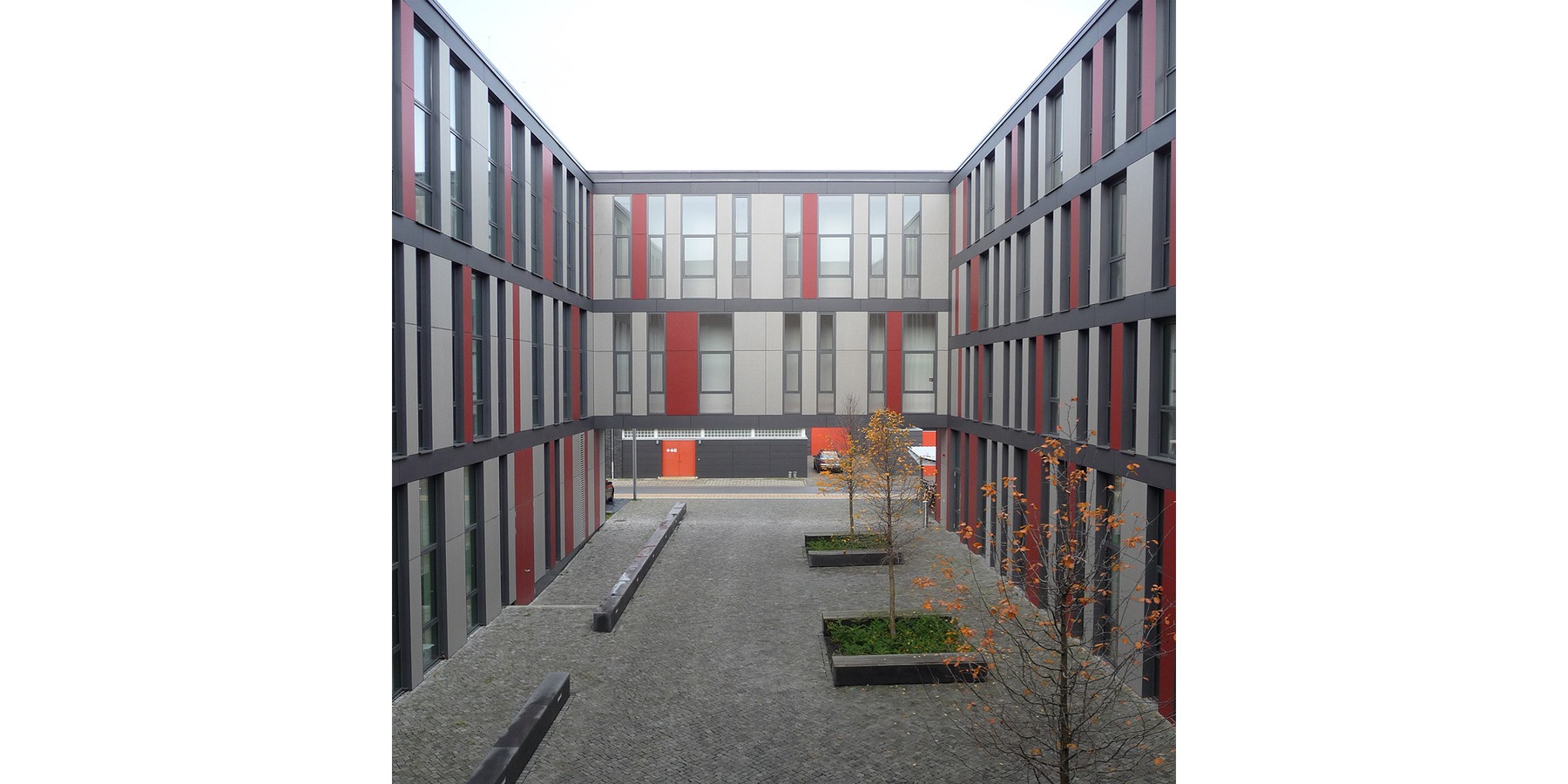 Der umschlossene Innenhof mit Bäumen und Sitzgelegenheiten lädt zum Verweilen ein © 2009 Betrieb für Bau und Liegenschaften MV