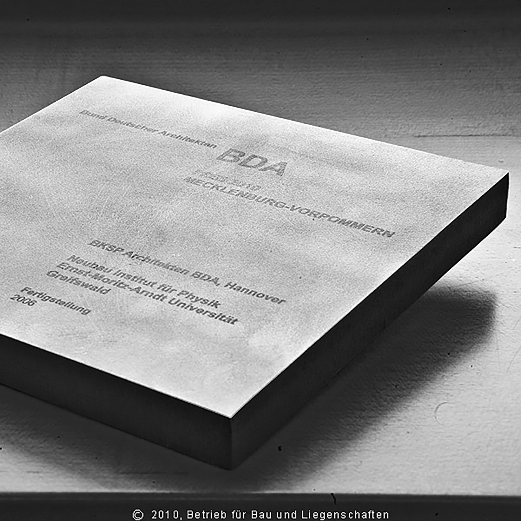 Plakette zur Verleihung des BDA-Preises 2010 © 2010 Betrieb für Bau und Liegenschaften MV