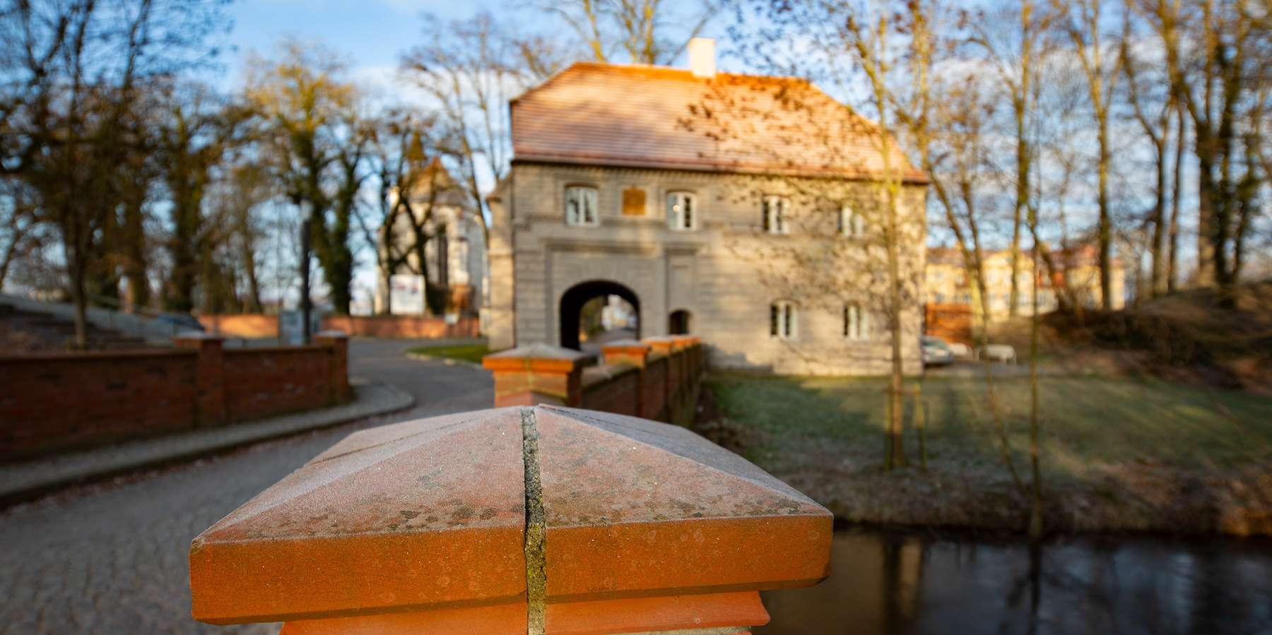 Backstein vorn, Torhaus und Schlossinsel hinten © 2023 Christian Hoffmann (sbl-mv / Finanzministerium M-V)