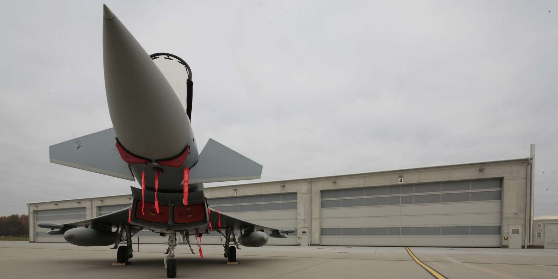 Eurofighter vor neuer Halle in Sichtbeton © 2012 Betrieb für Bau und Liegenschaften Rostock