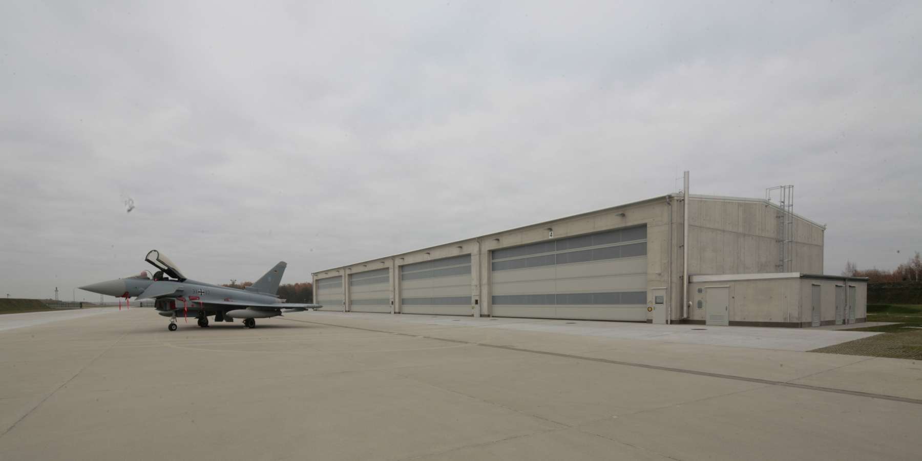 Eurofighter vor neuer Halle in Sichtbeton © 2012 Betrieb für Bau und Liegenschaften Rostock