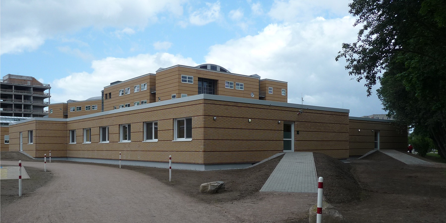 Blick aus Nordosten von der Pappelallee auf den fertig gestellten Modulbau © 2009 Betrieb für Bau und Liegenschaften Mecklenburg-Vorpommern