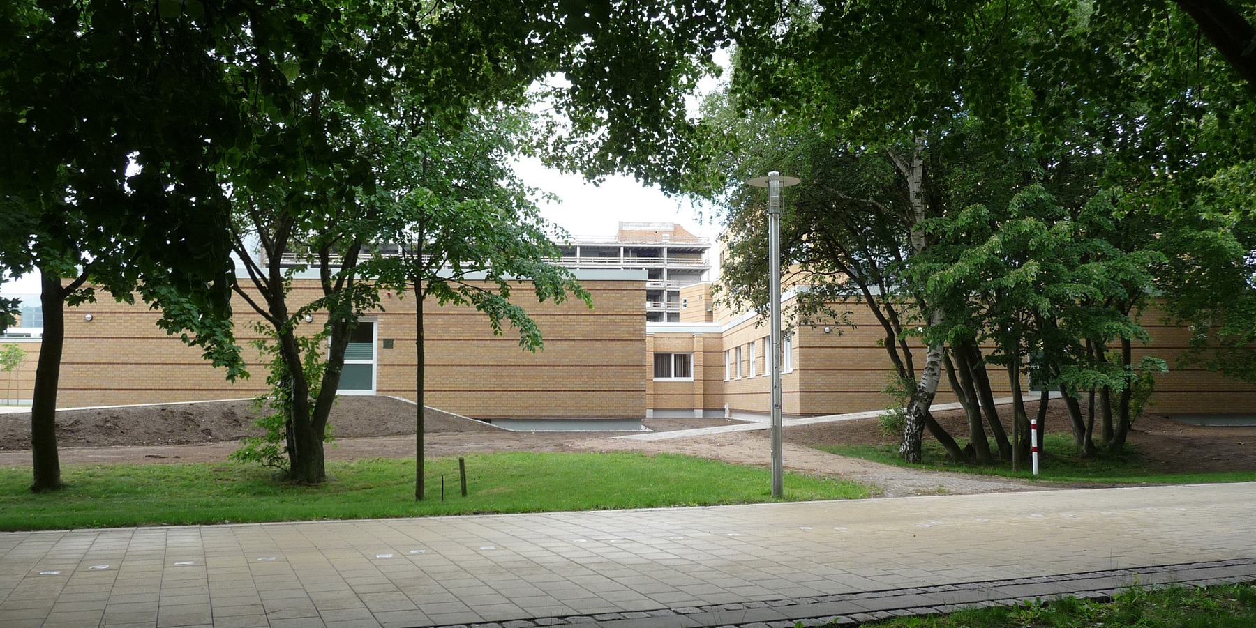 Blick von der Pappelallee auf die Nordseite des fertig gestellten Modulbaus © 2009 Betrieb für Bau und Liegenschaften Mecklenburg-Vorpommern