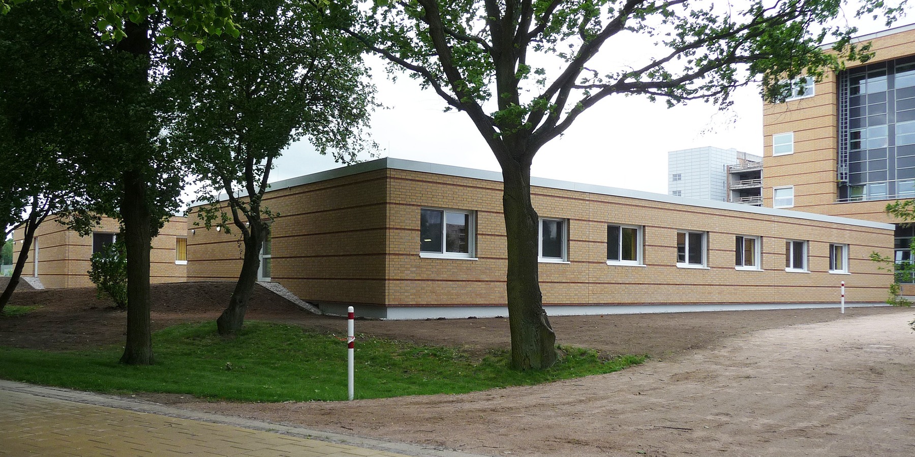 Blick von der Pappelallee auf die Nordwestfassade des fertig gestellten Modulbaus © 2009 Betrieb für Bau und Liegenschaften Mecklenburg-Vorpommern