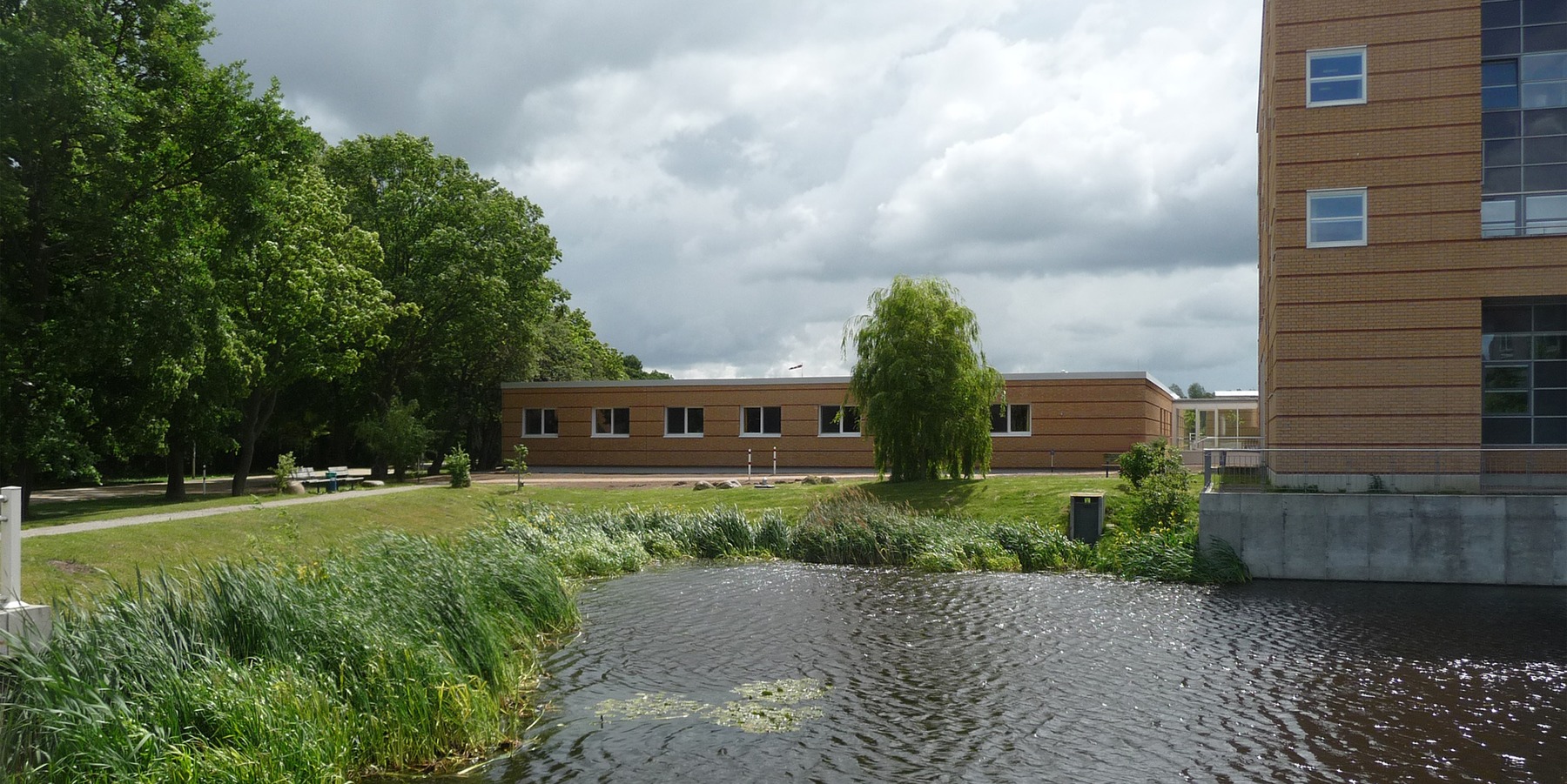 Blick von der Promenade auf die Westfassade des 48-Betten-Containers © 2009 Betrieb für Bau und Liegenschaften Mecklenburg-Vorpommern