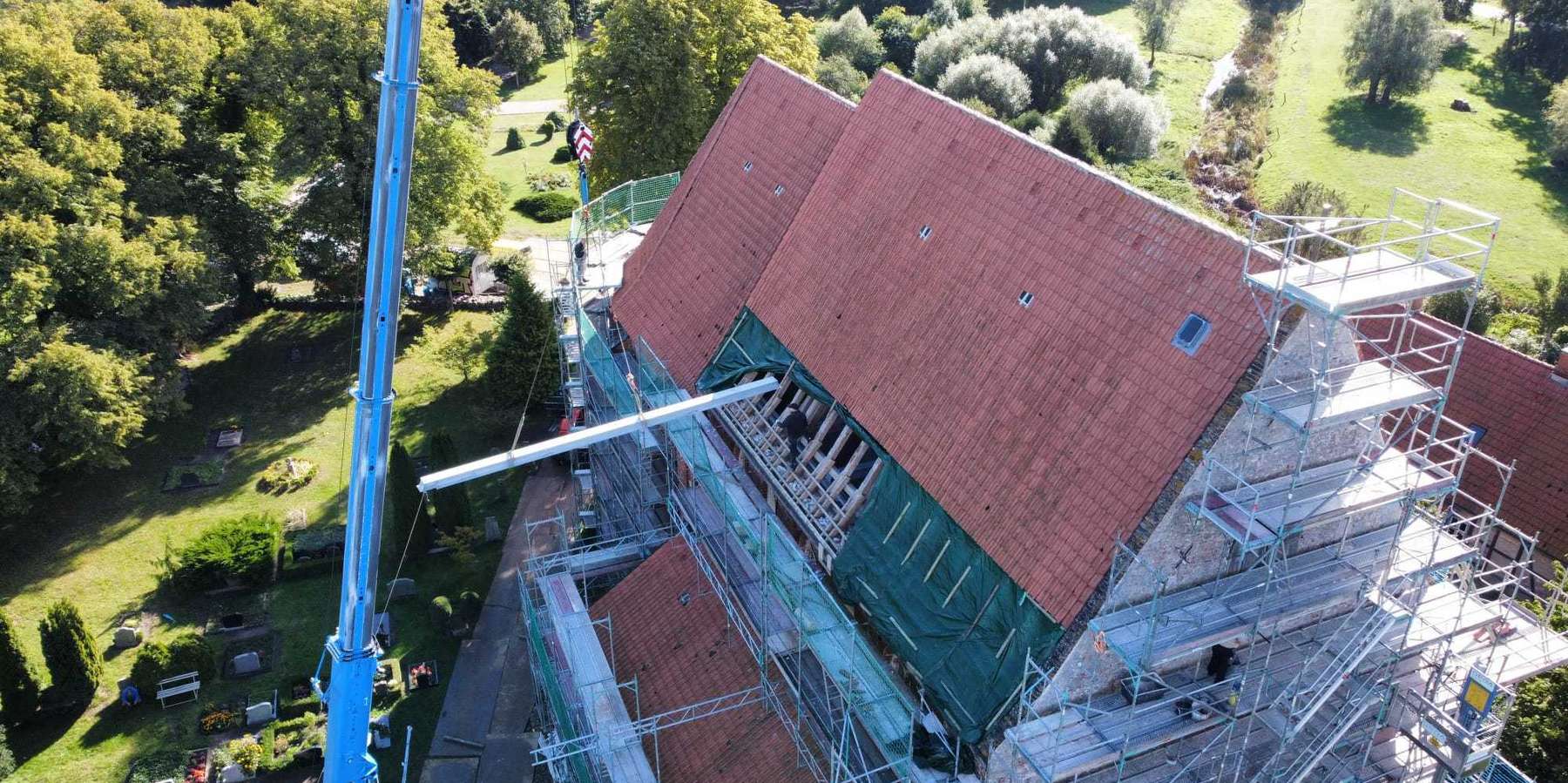 Dachstuhlarbeiten mit Hilfe eines Krans © 2023 Doreen Edelmann