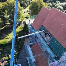Dachstuhlarbeiten mit Hilfe eines Krans © 2023 Firma Schindler Anlagenbau GmbH