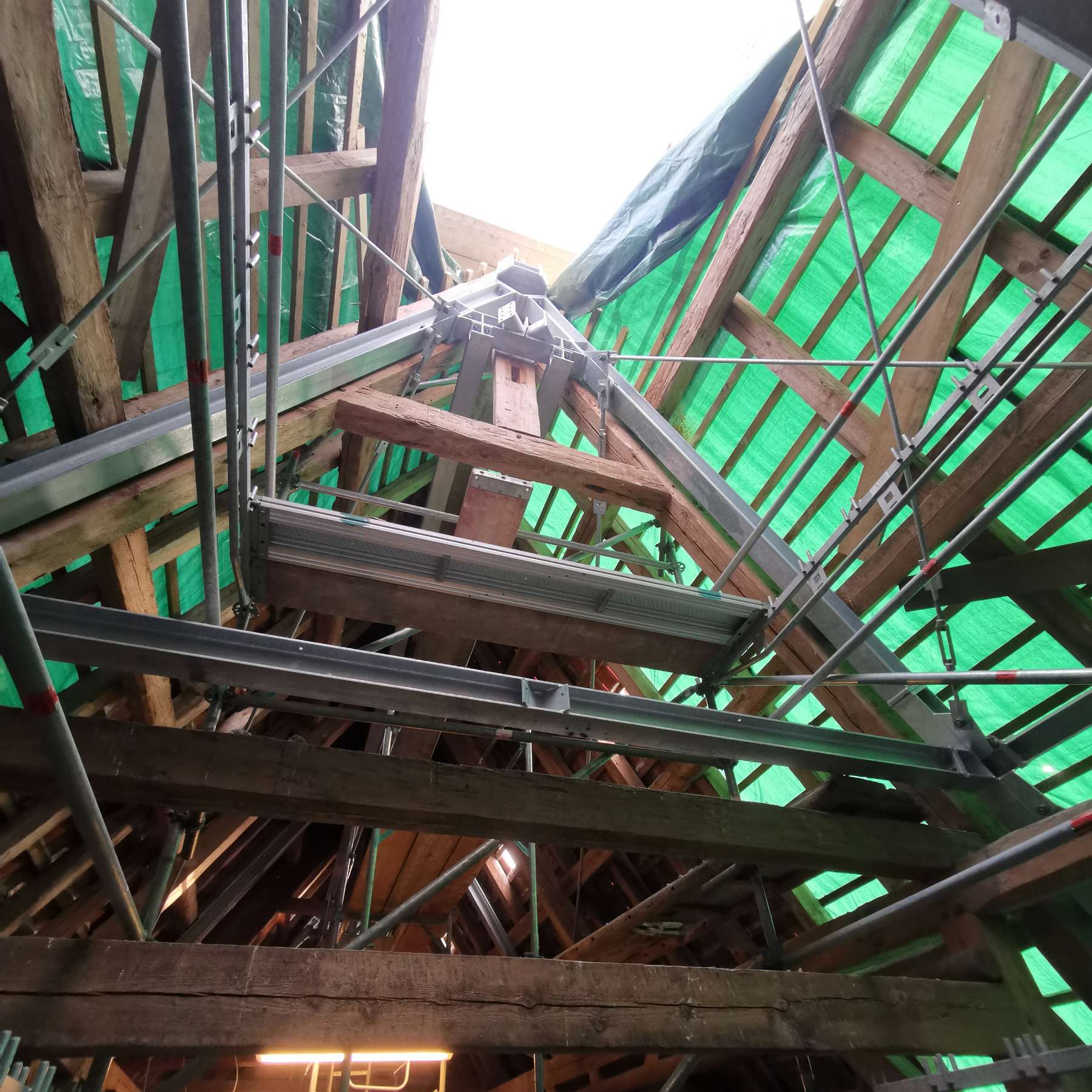 Ertüchtigungsmaßnahmen am Dachstuhl für den Dachreiter © 2023 Firma Schindler Anlagenbau GmbH