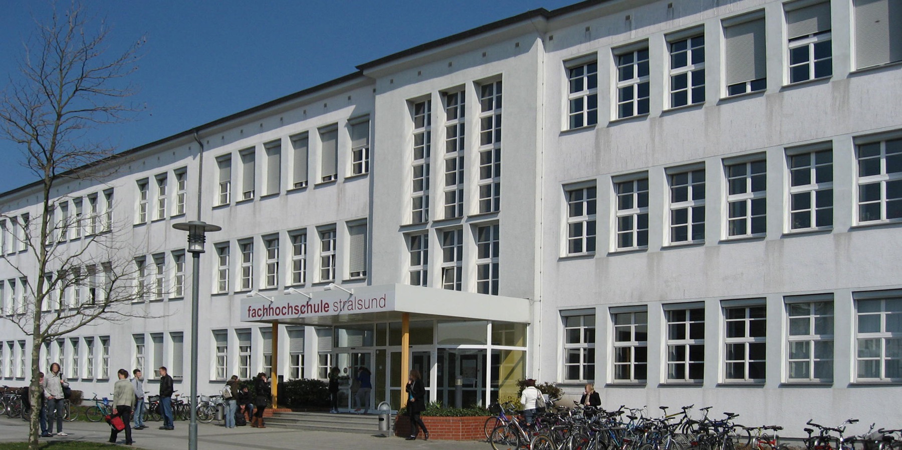 Vorderansicht Haus 4 mit Haupteingang © 2008 Betrieb für Bau und Liegenschaften Mecklenburg-Vorpommern