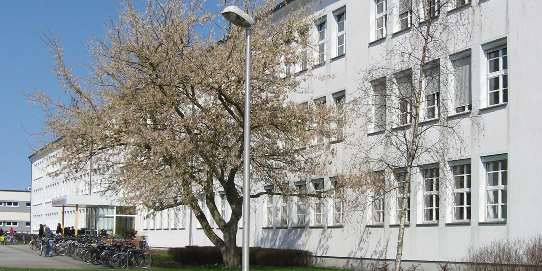 Vorderansicht Haus 4 mit Haupteingang © 2008 Betrieb für Bau und Liegenschaften Mecklenburg-Vorpommern