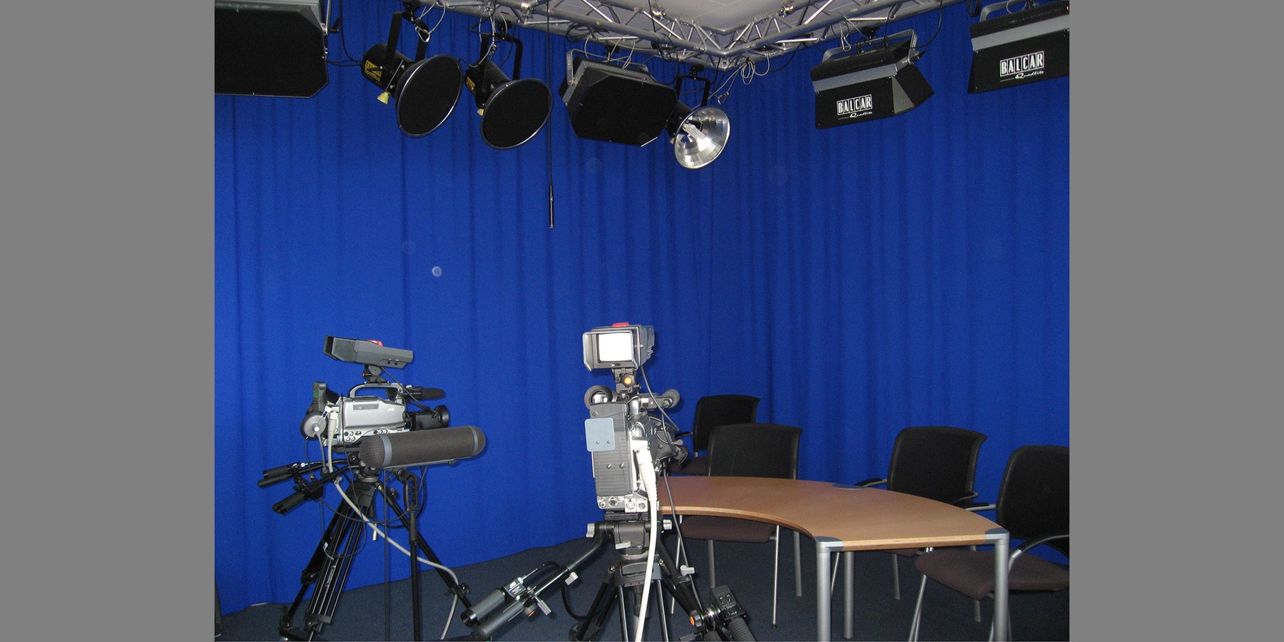 Blick in ein komplett ausgestattetes Audio-/Videolabor © 2008 Betrieb für Bau und Liegenschaften Mecklenburg-Vorpommern