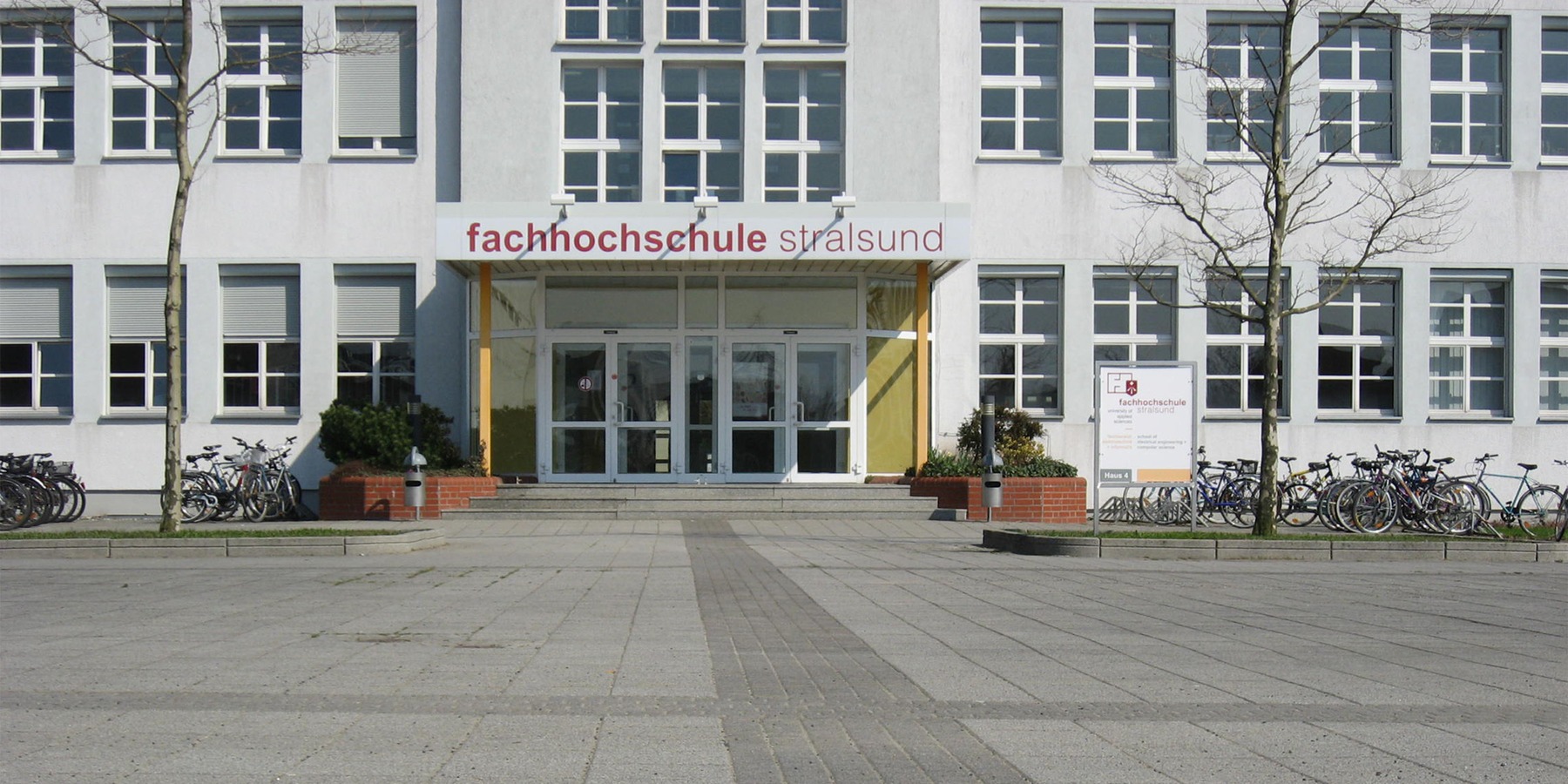 Haupteingang Haus 4 © 2008 Betrieb für Bau und Liegenschaften Mecklenburg-Vorpommern