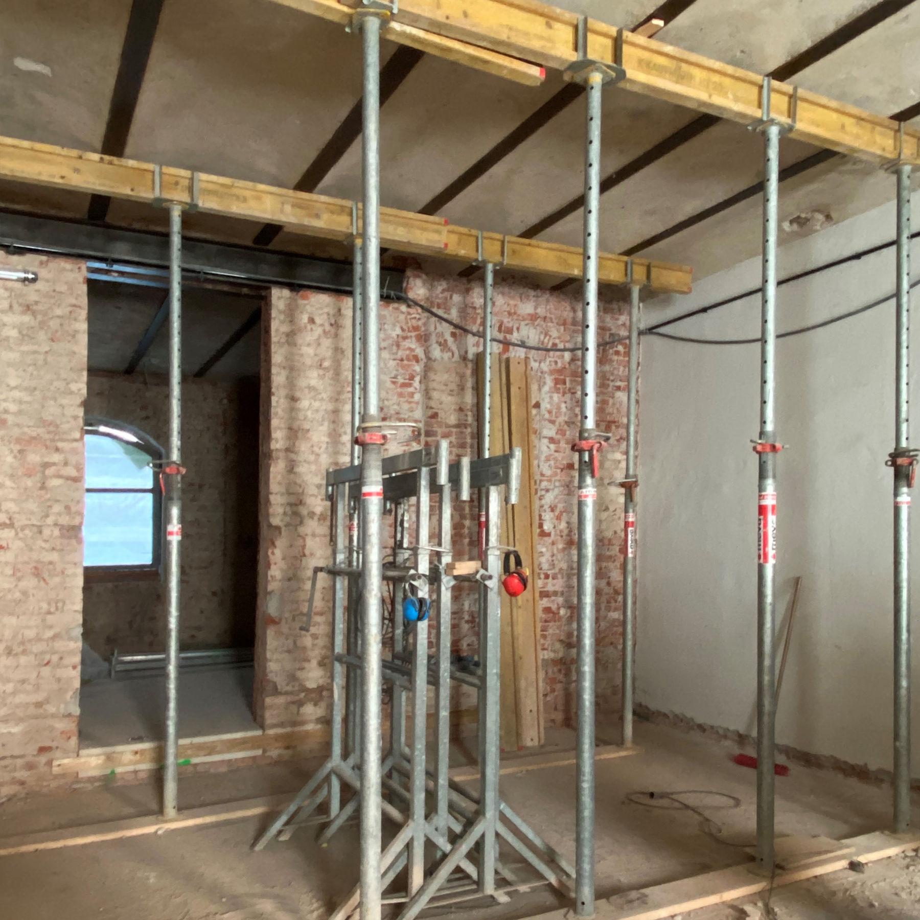 Die Decke wird gestützt. © 2023 SBL Schwerin