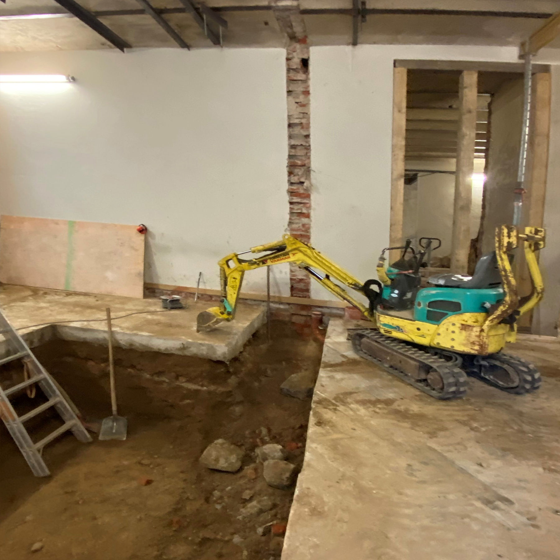 Minibagger bei der Arbeit © 2023 SBL Schwerin