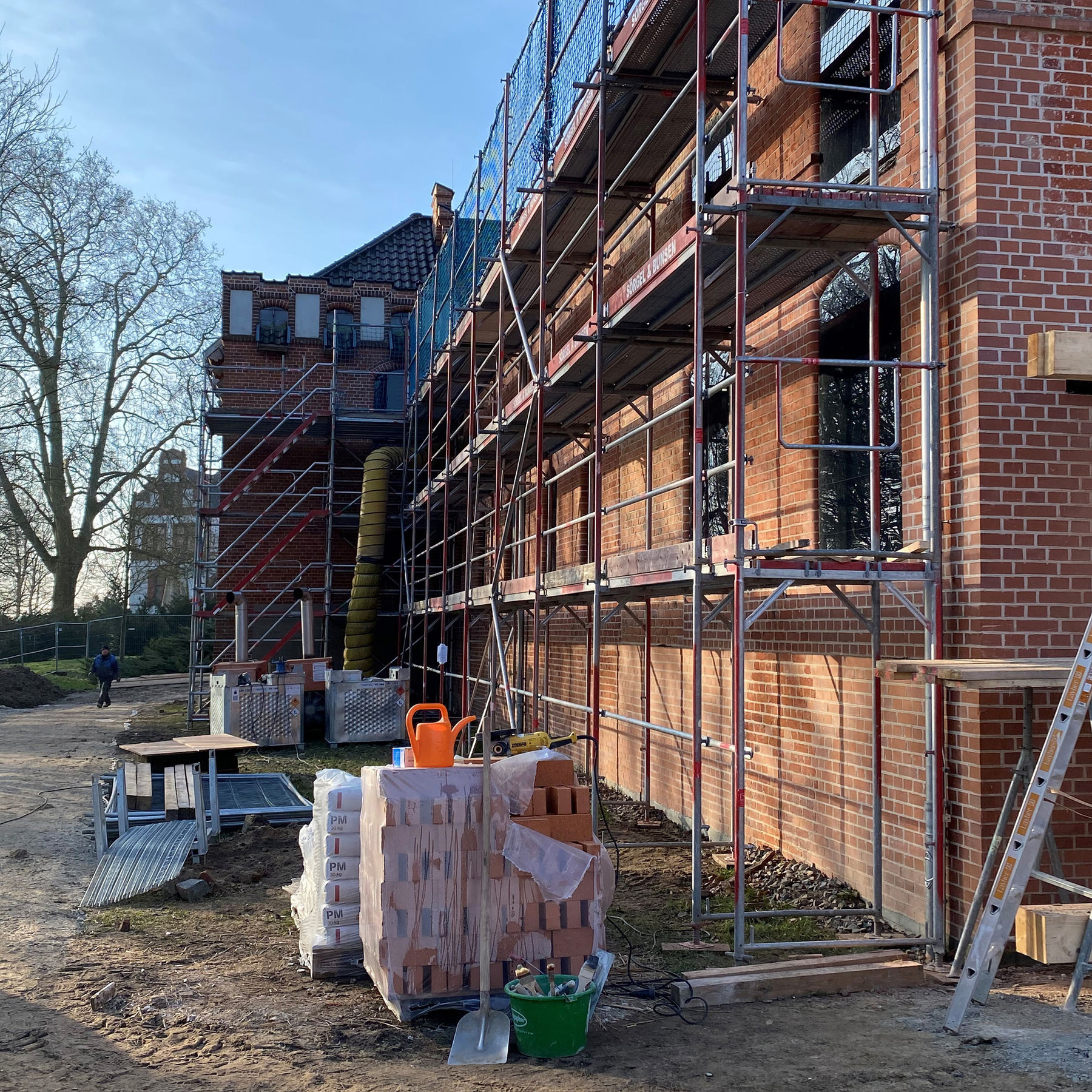 Eingerüstete Fassade © 2023 SBL Schwerin