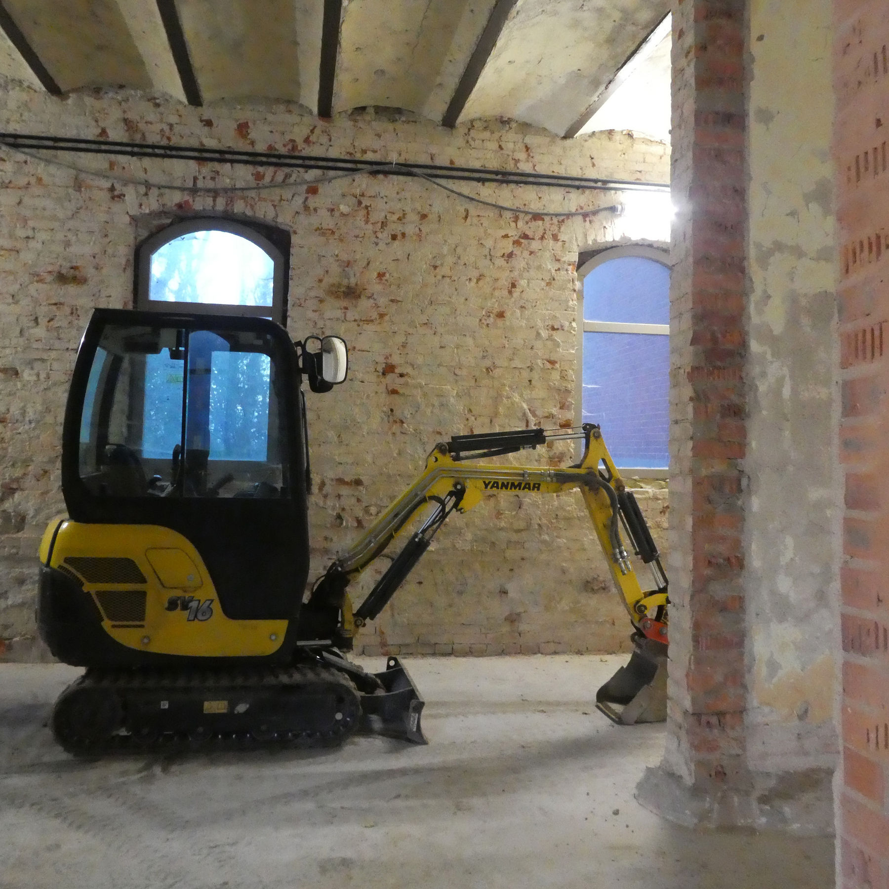 Minibagger im Innenraum © 2023 SBL Schwerin