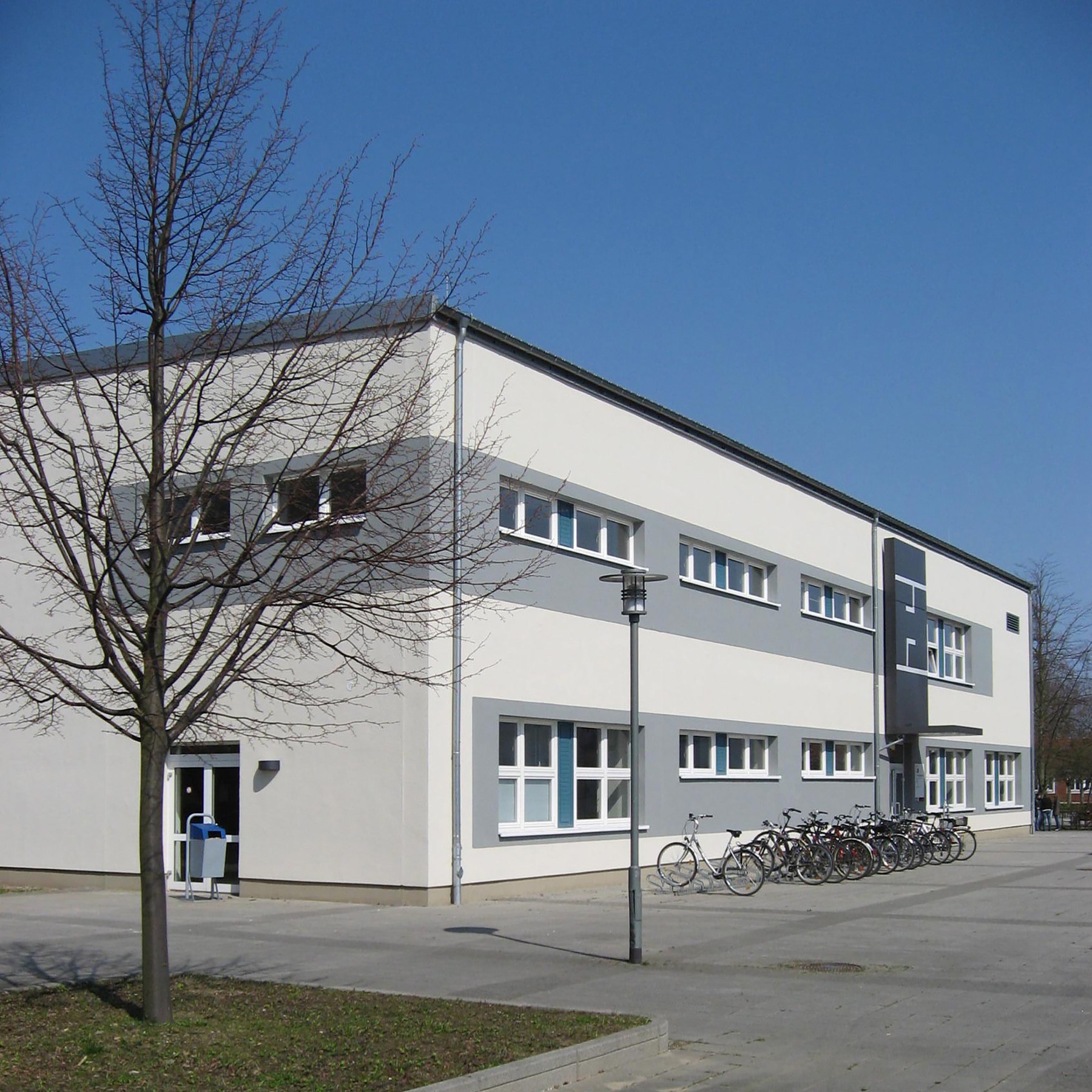 Blick von Süden auf das Hörsaalgebäude Haus 5 © 2010 Betrieb für Bau und Liegenschaften Mecklenburg-Vorpommern