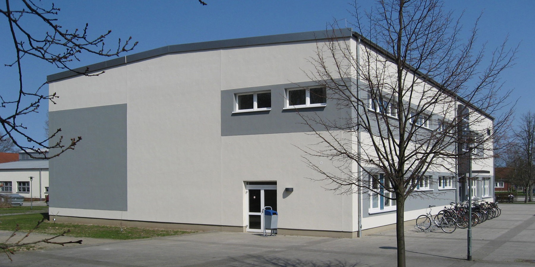 Blick von Südwesten auf das Hörsaalgebäude Haus 5 © 2010 Betrieb für Bau und Liegenschaften Mecklenburg-Vorpommern